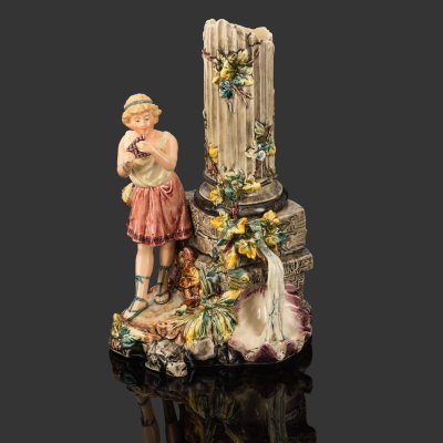 купить Ваза декоративная в античном стиле в виде обвитой плющом колонны, с фигурой мальчика-пастушка с гармошкой, фабрика братьев Урбах (Brothers Urbach), фаянс, майолика, золочение, Австро-Венгрия, 1880-1900 гг.