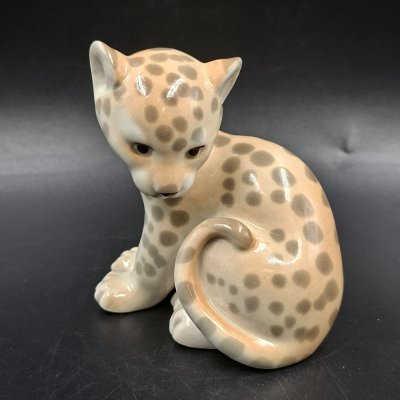 купить Статуэтка "Маленький леопард", скульптор П.П. Веселов, фарфор, аэрография, роспись, Ленинградский фарфоровый завод (ЛФЗ), СССР, 1970-1990 гг.