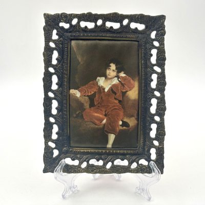 купить Панно настенное с репродукцией картины «Мальчик в красном», автор картины Томас Лоуренс, латунь, латунь, ткань, картон, шелкография, Западная Европа, 1980-1990 гг.