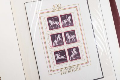 купить Австрия альбом коллекция марок и квартблоков (376 марок в альбоме)