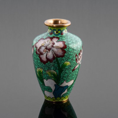 Купить Ваза миниатюрная с изображением пиона на зелёном фоне, латунь, клуазоне (перегородчатая эмаль), Китай, 1950-1980 гг.