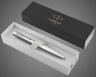 Купить Шариковая ручка Parker Urban Metro Metallic CT, стержень: M, цвет чернил: blue, в подарочной упаковке., Лаки и смолы: лак, латунь, нержавеющая сталь, хром, 2026 г.