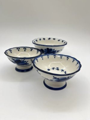 купить Набор из 3 креманок разного размера с расписным цветочным декором, Гжель, фарфор, Россия, 2000 г.