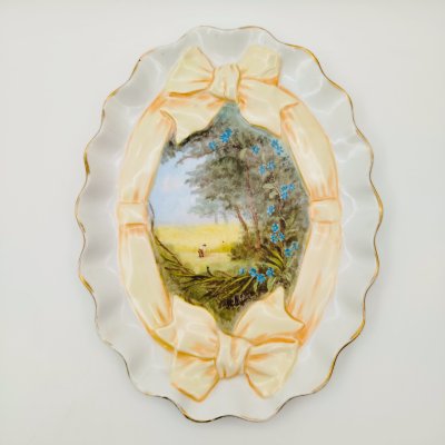 купить Тарелка (поднос) овальной формы, с фестончатым бортом и сценой сбора урожая в резерве в виде банта, с подписью автора росписи, фарфор, роспись, золочение, Западная Европа, 1890-1930 гг.