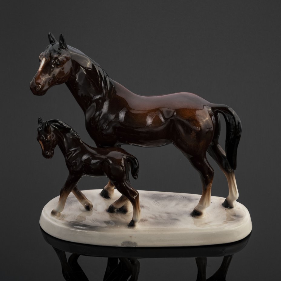 купить Статуэтка "Лошадь с жеребенком", фаянс, роспись, Hertwig & Co., Германия, 1958-1990 гг.