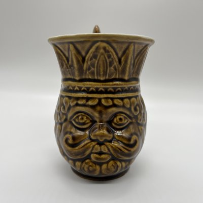 купить Пивная кружка с антропоморфным сюжетом и фигурной ручкой ("Царь Дадон"), керамика, цветные поливы, Московский завод «Изолятор», СССР, 1970-1980 гг.