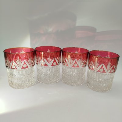 купить Набор из четырех стаканов с рельефным декором и верхней частью малинового оттенка с растительным орнаментом, стекло, нацвет, СССР, 1950-1980 гг.