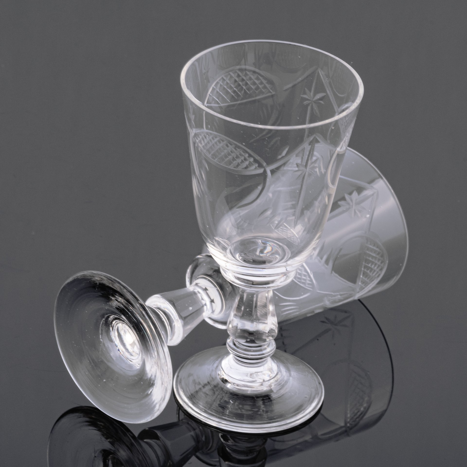 Пара с бокалами. Рука с бокалом. Ретро бокалы ссср. Бокалы для пары. Бокалы для шампанского пара.