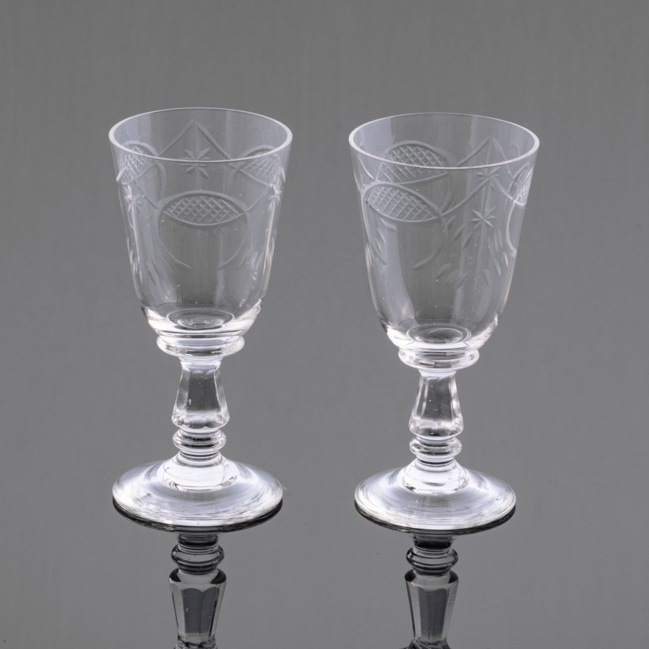 Рюмки ссср. Бокал с вином. Мужская рука с бокалом. Бокал с вином. Рука с бокалом.