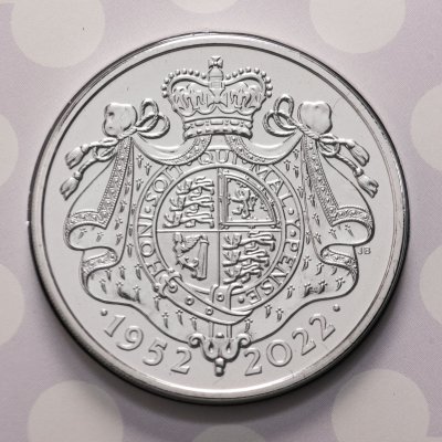 купить Великобритания 5 фунтов 2022 "70 лет вступлению на престол Королевы Елизаветы II" в буклете