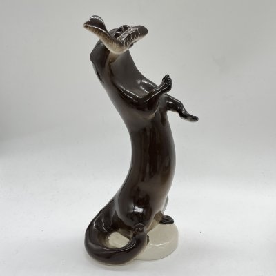 купить Статуэтка "Выдра с рыбой", скульптор Б.Я. Воробьев, фарфор, роспись, аэрография, Ленинградский фарфоровый завод (ЛФЗ), Российская Федерация, 1960-1970 гг.