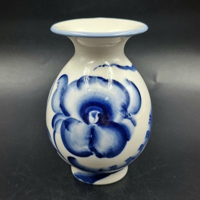 купить Вазочка в сине-белой гамме с изображением цветка и бабочки, фарфор, роспись, Ленинградский фарфоровый завод (ЛФЗ), Российская Федерация, 1992-2001 гг.