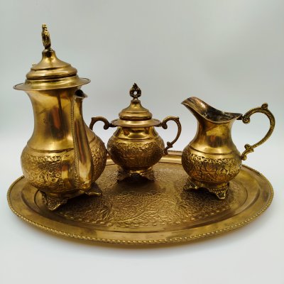 купить Чайный набор в восточном стиле с рельефным растительным орнаментом, состоящий из кофейника, сахарницы, молочника и подноса, латунь, Индия, 1970-1990 гг.