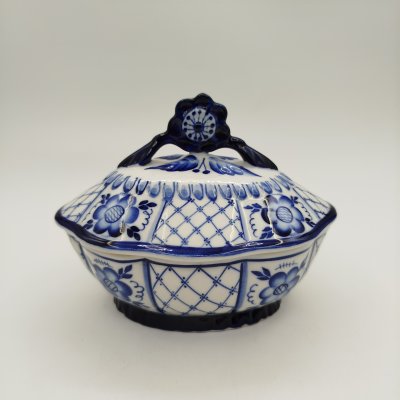 купить Шкатулка (конфетница) овальной формы с растительным декором, фарфор, роспись, Объединение «Гжель», 1986-1991 гг.