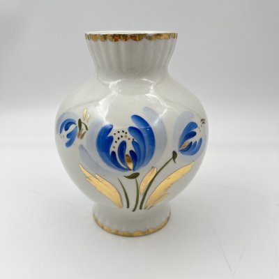 купить Ваза с декором в виде синих цветов, фарфор, роспись, золочение, Ленинградский опытный завод (ЛОЗ), СССР, 1973-1983 гг.