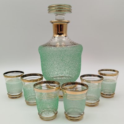 купить Набор для подачи крепких напитков на 6 персоны (штоф и большие стопки), декорированный обсыпкой из стеклянной крошки зелёного цвета, автор Н.А. Воинов, стекло, золочение, Завод «Красный Гигант», СССР, 1960-1980 гг.