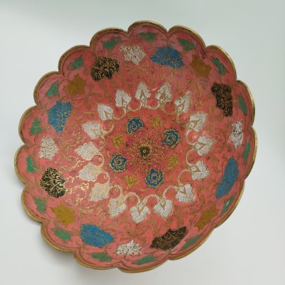 купить Конфетница округлой формы с фигурным бортом и цветочным декором, латунь, эмали, Индия, 1970-1990 гг.