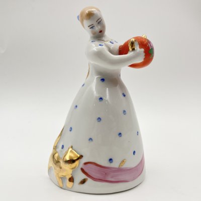 купить Статуэтка "Девушка с чайником" ("Семейное чаепитие"), автор Н. А. Малышева, фарфор, роспись, золочение, Дулевский фарфоровый завод (Дулёво), СССР, 1968-1991 гг.