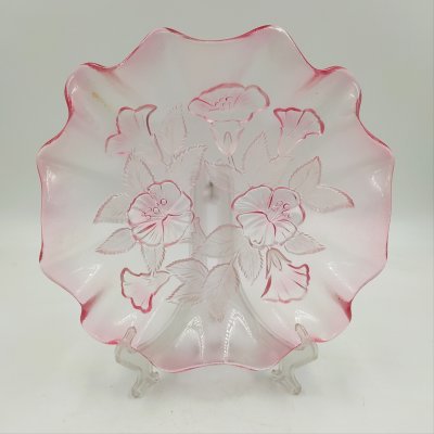 купить Блюдо розового оттенка с волнистым бортом и цветочным декором, стекло, Западная Европа, 2000-2020 гг.