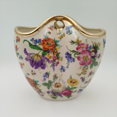 купить Ваза в форме фигурной корзинки, украшенная обильным цветочным декором, Keralux, фаянс, деколь, золочение, Boch Freres Keramis, Бельгия, 1950-1960 гг.