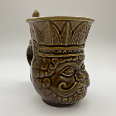 купить Кружка пивная с фигурной ручкой "Царь Дадон", керамика, цветные поливы, Московский завод «Изолятор», СССР, 1970-1980 гг.