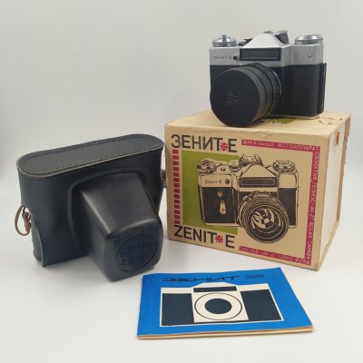 купить Фотоаппарат "Зенит-Е" с объективом "Гелиос-44-2" в оригинальном кофре и в коробке с паспортом, металл, стекло, пластик, кожа, картон, Завод «Зенит», г. Вилейка, СССР, 1982 г.