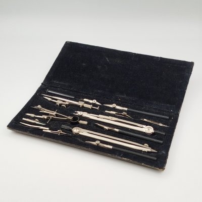 купить Готовальня «У-14», дерево, ледерин, бархат, сталь, Завод «Готовальня», СССР, 1950-1970 гг.