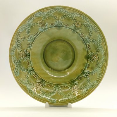 купить Блюдо, украшенное рельефным цветочным декором, фаянс, глазурь, СССР, 1970-1990 гг.