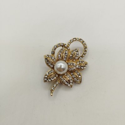 купить Брошь в виде цветка с белой вставкой, металл, стекло, Европа, 2000-2010 гг.