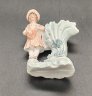 Купить Вазочка (карандашница, спичечница) с фигуркой девочки, играющей на лютне, бисквит, роспись, золочение, Западная Европа, 1900-1930 гг.