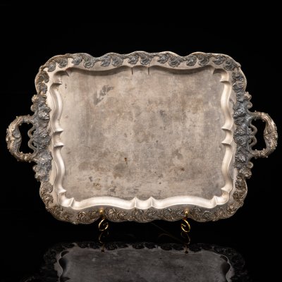 купить Поднос прямоугольной формы с фигурным бортом и рельефным растительным декором с виноградными лозами (большой), латунь, серебрение, Fraget (Фабрика серебряных и плакированных изделий Иосифа Фраже), Царство Польское, 1896-1914 гг.