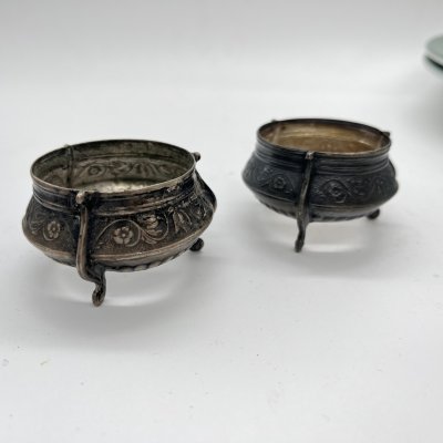 купить Набор из 2 солонок с растительным декором (нет стеклянного вкладыша), мНЦ (медь-никель-цинк), СССР, 1960-1980 гг.