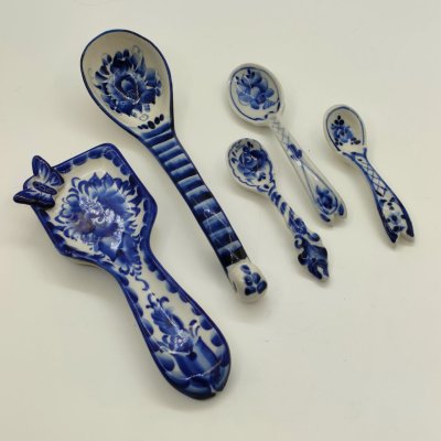 купить Набор из 2-х подставок под ложку и 3-х чайных ложек, украшенных флоральным декором (в подборе), Гжель, фарфор, роспись, Россия, 1991-2015 гг.