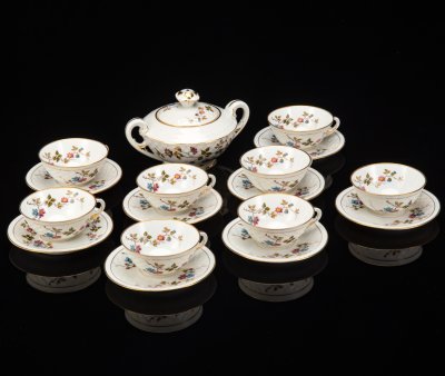 купить Набор чайный на 8 персон (пары, сахарница), украшенный цветущими ветками и рельефным декором в виде чешуек, мануфактура Limoges Union Porcelainier, фарфор, деколь, золочение, Limoges, Франция, 1929-1963 гг.