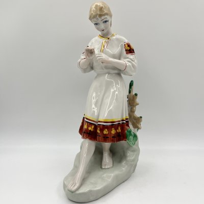купить Статуэтка "Любит-не-любит" ("Гадание на ромашке"), скульптор О.Л. Жникруп, фарфор, роспись, Полонский завод художественной керамики (Полонное ЗХК), СССР, 1973-1991 гг.