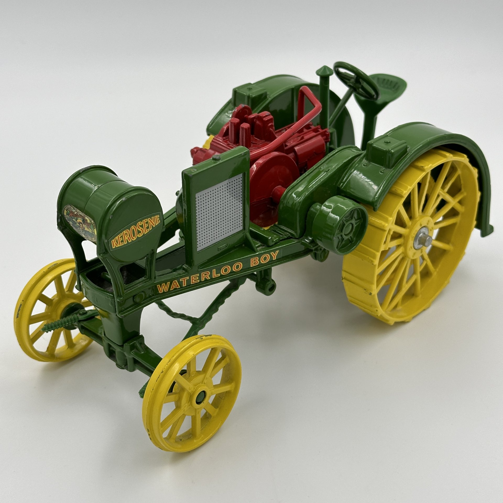 Игрушка в виде модели сельскохозяйственной машины John Deere R. Waterloo  Boy 1915 года, металл, крашение, США, 1980-1989 гг. стоимостью 13500 руб.