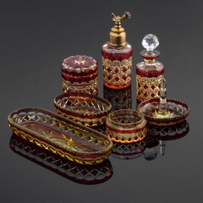 купить Парфюмерный набор (дамский набор для туалетного столика из 7 предметов), урановое стекло, алмазная грань, Западная Европа, 1900-1930 гг.