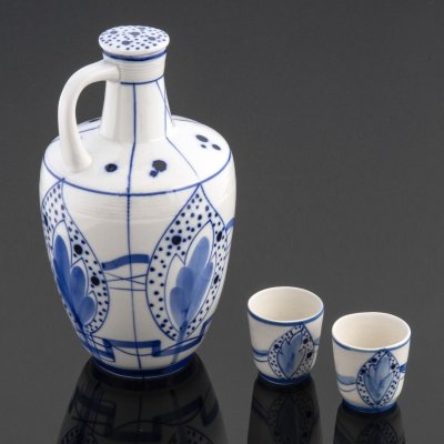 купить Набор для напитков из графина и 2 стопок, украшенных растительным декором, фарфор,роспись, Турыгинский фарфоровый завод (Гжель), СССР, 1950-1960 гг.