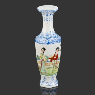 купить Ваза шестигранной формы "Пять красавиц в саду" в оригинальной коробке, фарфор, костяной фарфор, трафарет, роспись, Китай, 1960-1980 гг.