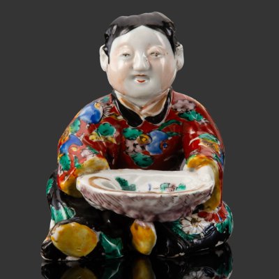 купить Статуэтка "Карако с чашей", фарфор, роспись эмалевыми красками, золочение, Китай, 1890-1910 гг.