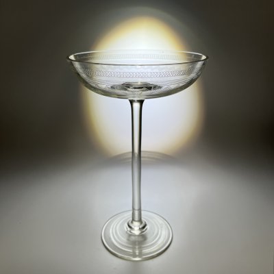 купить Вазочка (конфетница) на длинной ножке, украшенная орнаментальным пояском на чаше, стекло, СССР, 1920-1930 гг.