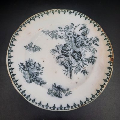 купить Тарелка десертная с растительным декором, фаянс, деколь, Товарищество М.С. Кузнецова в Твери, Российская империя, 1880-1889 гг.