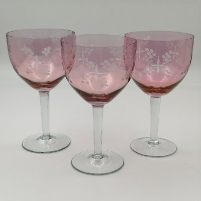 купить Набор из трех бокалов марганцевого оттенка с крестообразным растительным декором, стекло, СССР, 1970-1990 гг.