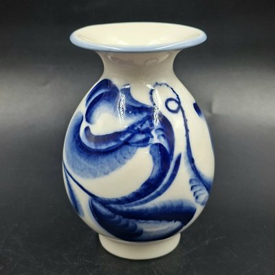 купить Вазочка в сине-белой гамме с растительным декором, фарфор, роспись, Ленинградский фарфоровый завод (ЛФЗ), Российская Федерация, 1992-2001 гг.