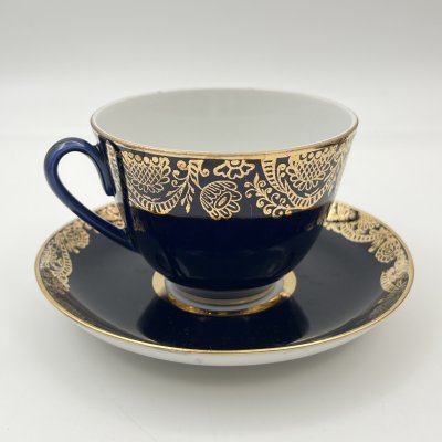 Купить Чайная пара кобальтого оттенка, украшенная растительным декором, фарфор, крытье кобальтом, золочение, Ленинградский фарфоровый завод (ЛФЗ), СССР, 1970-1986 гг.