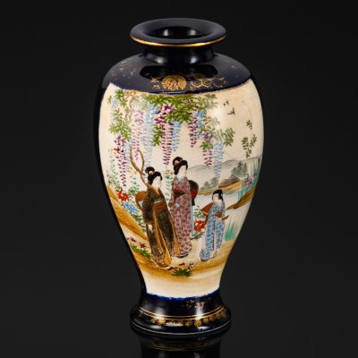 купить Ваза (основание под лампу) с изображением сцен "кукольное представление в саду" и "гейши у глицинии", Сацума (薩摩, Satsuma), эпоха Мейдзи, фаянс, роспись, кобальт, золочение, Япония, 1890-1920 гг.
