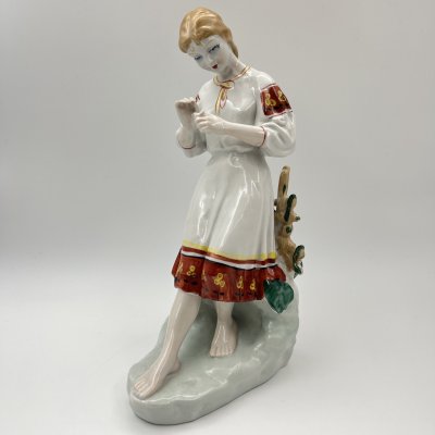 купить Статуэтка "Любит-не-любит" (Гадание на ромашке), скульптор О.Л. Жникруп, фарфор, роспись, Полонский завод художественной керамики (Полонное ЗХК), СССР, 1973-1991 гг.