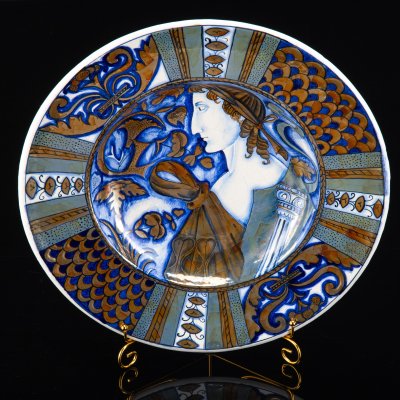 купить Блюдо настенное с изображением Гая Юлия Цезаря, выполненное в стиле мастерских Деруты XVI века, предположительно ЛВХПУ им. В.И. Мухиной (СПГХПА им. А.Л. Штиглица), керамика, майолика, люстр, Россия, 1970-2000 гг.