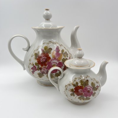 купить Набор из двух чайников (доливной и заварочный) с цветочным декором, фарфор, роспись, люстр, Киевский экспериментальный керамико-художественный завод (КЭКХЗ), СССР, 1976-1991 гг.