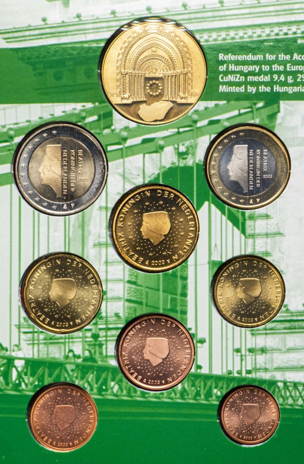 купить Нидерланды 2003 официальный годовой набор евро из 8 монет и жетона "Совместный выпуск с Венгерским МД" в буклете